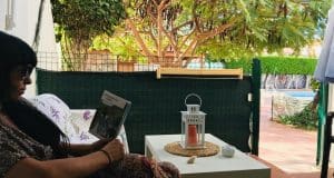 appartamento in vendita al piano terra fronte piscina nel complesso surycan zona sonnenland in gran canaria composto da una camera da letto un bagno cucina e salone più patio esterno.