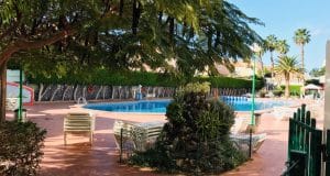 appartamento in vendita al piano terra fronte piscina nel complesso surycan zona sonnenland in gran canaria composto da una camera da letto un bagno cucina e salone più patio esterno.