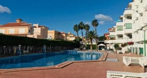 appartamento in vendita al piano terra fronte piscina nel complesso surycan zona sonnenland in gran canaria composto da una camera da letto un bagno cucina e salone più patio esterno.