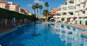 appartamento in vendita al piano terra fronte piscina nel complesso surycan zona sonnenland in gran canaria composto da una camera da letto un bagno cucina e salone più patio esterno.