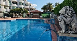 appartamento in vendita al piano terra fronte piscina nel complesso surycan zona sonnenland in gran canaria composto da una camera da letto un bagno cucina e salone più patio esterno.