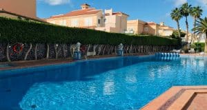 appartamento in vendita al piano terra fronte piscina nel complesso surycan zona sonnenland in gran canaria composto da una camera da letto un bagno cucina e salone più patio esterno.