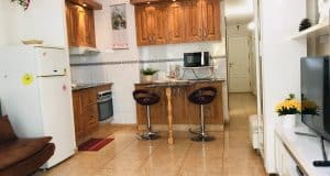 appartamento in vendita al piano terra fronte piscina nel complesso surycan zona sonnenland in gran canaria composto da una camera da letto un bagno cucina e salone più patio esterno.