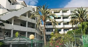 appartamento in vendita al piano terra fronte piscina nel complesso surycan zona sonnenland in gran canaria composto da una camera da letto un bagno cucina e salone più patio esterno.