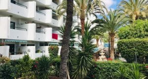 appartamento in vendita al piano terra fronte piscina nel complesso surycan zona sonnenland in gran canaria composto da una camera da letto un bagno cucina e salone più patio esterno.