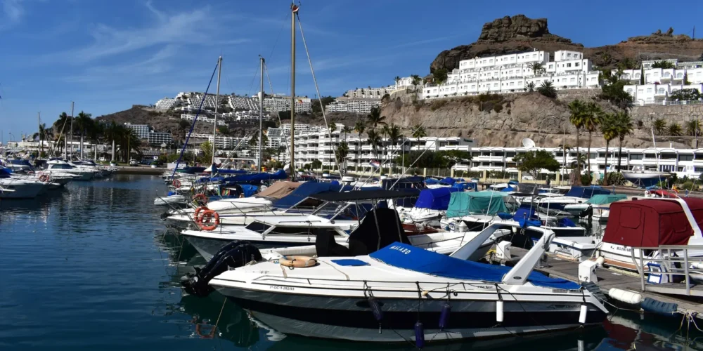 Vista del porto di Puerto Rico a Gran Canaria per appartamento in vendita con foto riservate